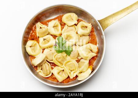 Tortellini a legna con salsa di pomodoro Foto Stock