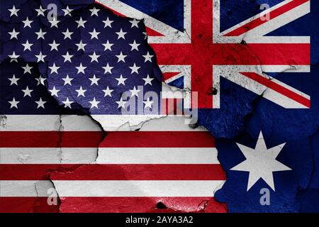 Bandiere di Stati Uniti e Australia dipinta sulla parete incrinato Foto Stock