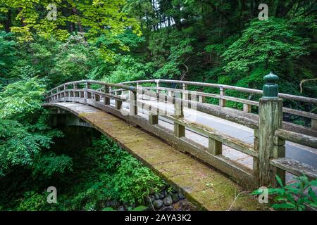 Tradizionale ponte in legno giapponese a Nikko, Giappone Foto Stock