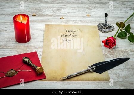 Carta Happy Valentines Day con rosa rossa e busta, candela e aneto Foto Stock