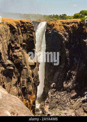 Victoria Falls è una cascata vicino alle città di Victoria Falls in Zimbabwe e Livingstone in Zambi Foto Stock