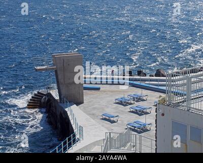 vista aerea della piattaforma subacquea e dei lettini nella zona del lido sulla costa di funchal Foto Stock