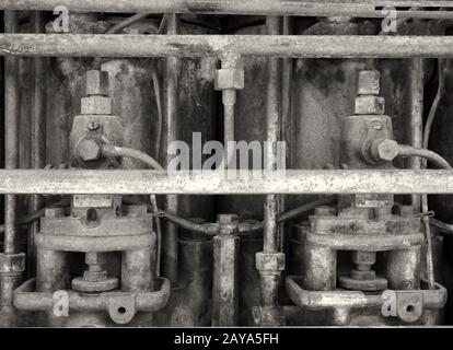 immagine di primo piano monocromatica di un vecchio motore arrugginito Foto Stock