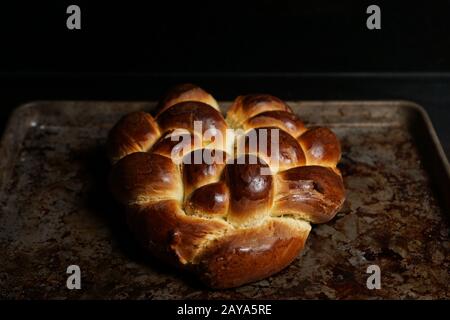 Il pane di Challah si raffredda su una padella Foto Stock