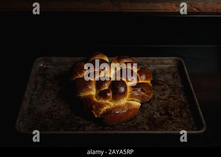 Il pane di Challah si raffredda su una padella Foto Stock