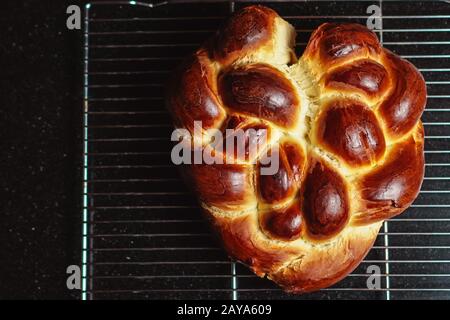 Il pane di Challah si raffredda su un rack Foto Stock