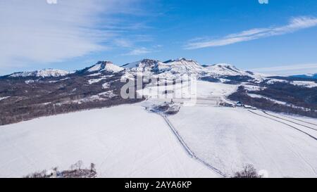 Bella mattina inverno montagna paesaggio soleggiato. Ubicazione Posto Psebai, Russia. Foto Stock