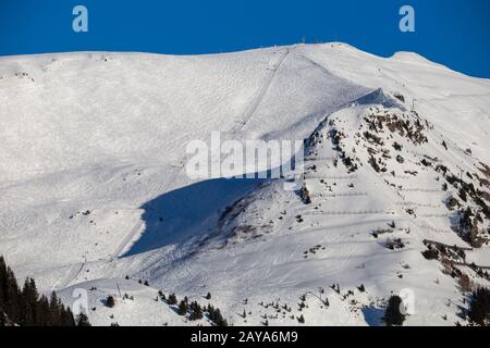Piste da sci alpine innevate Flaine Haute Savoie Francia Foto Stock