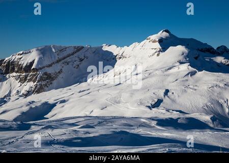 Piste da sci alpine innevate Flaine Haute Savoie Francia Foto Stock