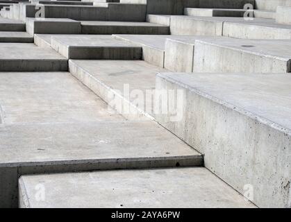 moderni gradini angolari in cemento grigio in forme angolari geometriche su più livelli Foto Stock