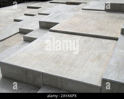 moderni gradini angolari in cemento grigio in forme angolari geometriche su più livelli Foto Stock