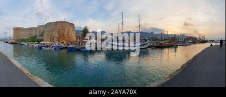 Cattura panoramica delle storiche barche del Castello del VII secolo d.C. e del vecchio porto di Kyrenia, isola di Cipro Foto Stock