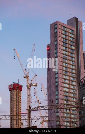 Gru e torri durante i lavori di costruzione nel centro di Manchester. Greater Manchester sta vivendo un bui Foto Stock