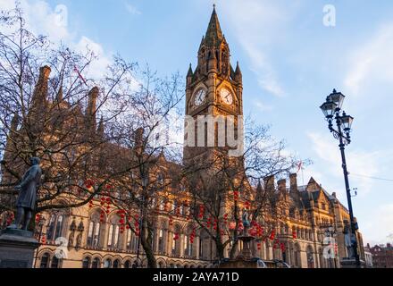 Municipio di Manchester con decorazioni lanterne di Capodanno cinese a Manchester, Regno Unito Foto Stock