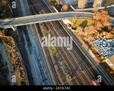 Infrastruttura del sistema di binari con treni, interruttori, ponti stradali e rotaie Foto Stock