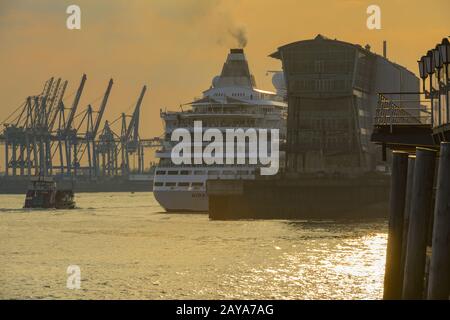 NAVE DA crociera AIDA all'ormeggio del terminal delle navi da crociera di Amburgo Foto Stock