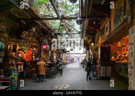 Budapest, Ungheria - Febbraio 2020: Szimpla Garden Ruin bar / pub con visitatori - un luogo popolare per la gente del posto e turisti a Budapest Foto Stock