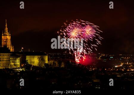 Fuochi d'artificio di Capodanno a Praga Foto Stock