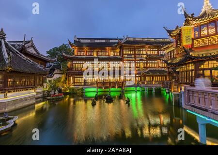 Shanghai, Cina - 22 maggio 2018: Vecchia strada vicino al giardino Yuyuan (Giardino della felicità) nel centro di Shanghai Foto Stock