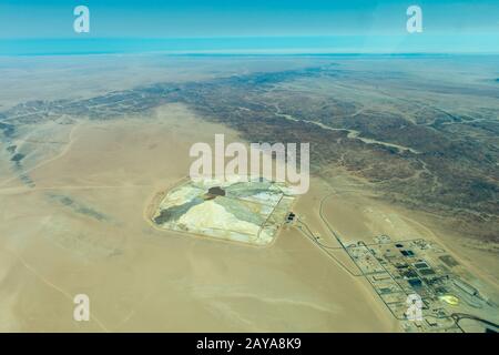 Foto aerea dal volo per Sossusvlei della miniera Di Uranio di Rossing in Namibia, che si trova nel deserto del Namib vicino alla città di Ara Foto Stock