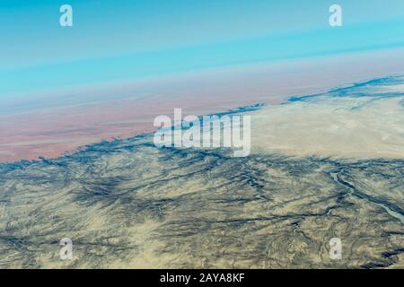 Foto aerea dal volo verso Sossusvlei della zona del fiume Swakop, un importante fiume nella Namibia centrale occidentale. Foto Stock