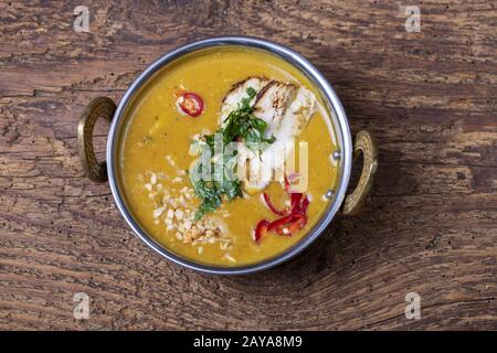 Zuppa di mulligatawny indiana in una ciotola di ottone Foto Stock