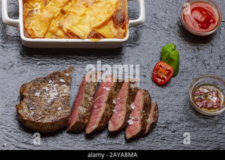 manzo, bistecca, patate, gratin di patate, salsa, pepe, bianco, cibo, carne, cena, gourmet, ristorante, gratin, filetto, pasto, rosso, roa Foto Stock