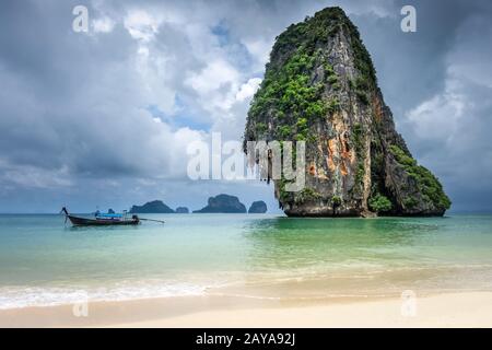 Barca a coda lunga sulla spiaggia di Phra Nang, Krabi, Thailandia Foto Stock