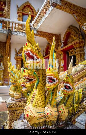 Statue nel tempio di Wat Buppharam, Chiang mai, Thailandia Foto Stock