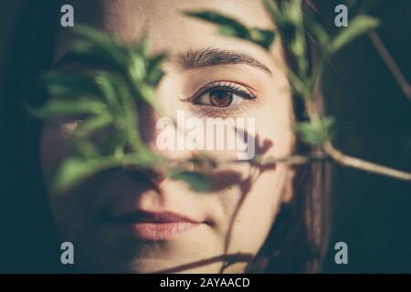 Giovane donna closeup viso ritratto nel bosco Foto Stock