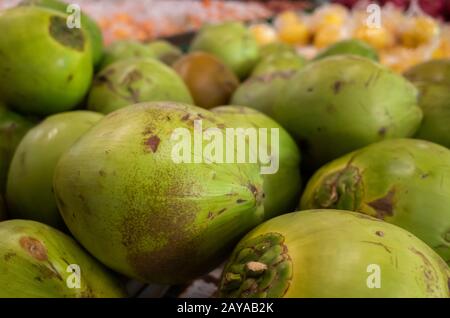 frutta di cocco accatastata sul mercato Foto Stock