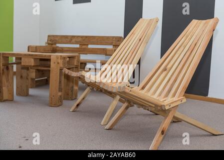 Un rustico in legno Tavolo picnic e panca situato in un bosco di faggi in  estate Foto stock - Alamy