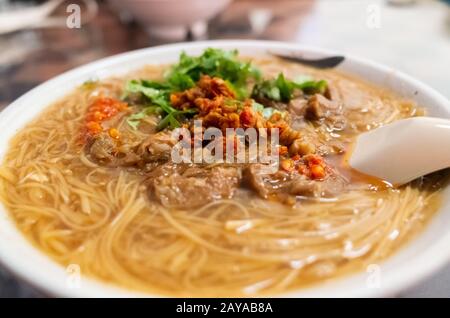 Spuntino a Taiwan con spaghetti sottili e budello di maiale Foto Stock