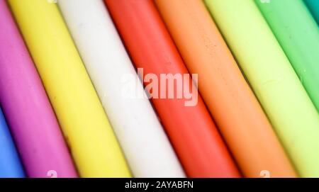 i bambini colorati giocano l'impasto si trova in una fila l'uno accanto all'altro Foto Stock
