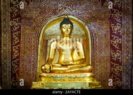 Statua del Buddha nel tempio di Wat Phra Singh, Chiang mai, Thailandia Foto Stock