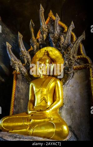 Buddha nel tempio di Wat Suwan Kuha, Thailandia Foto Stock