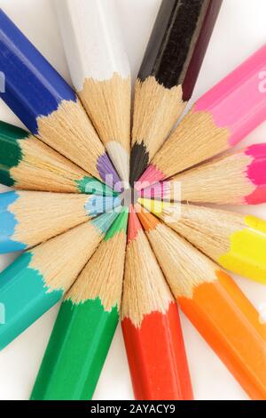 Matita rossa in piedi fuori da un mazzo di matite colorate, il concetto di  leadership Foto stock - Alamy