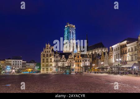 Mechelen, Belgio - 02 maggio 2017: Grote Markt a Mechelen al tramonto Foto Stock