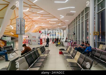 Kutaisi, Georgia - Gennaio 2020: Architettura dell'Aeroporto Internazionale di Kutaisi e passeggeri in attesa. Foto Stock