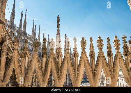 Vista sulle guglie e le statue sul tetto del Duomo di Milano Foto Stock