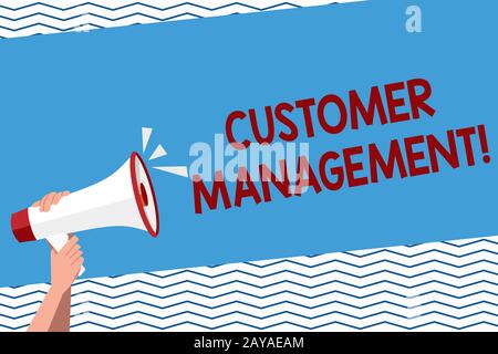 Scrittura concettuale della mano che mostra la gestione del cliente. Testo fotografico aziendale fidelizzazione dei clienti e, in ultima analisi, promozione della crescita delle vendite Foto Stock