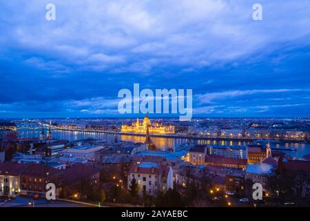 Budapest. Immagine del paesaggio urbano di Budapest con l'edificio del parlamento nel centro e il Danubio - capitale dell'Ungheria, durante il crepuscolo Foto Stock