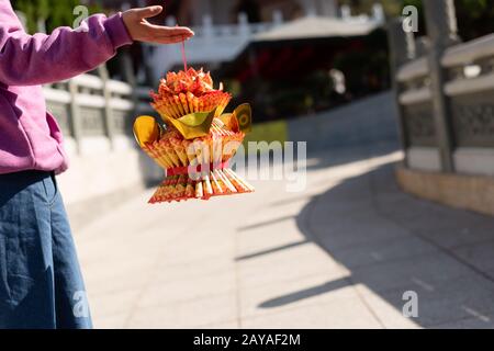 donna tenere un loto fatto da carta joss Foto Stock