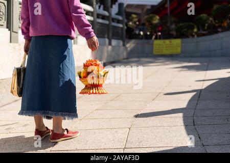 donna tenere un loto fatto da carta joss Foto Stock