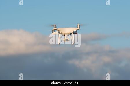 Il drone vola in campagna e sui campi Foto Stock