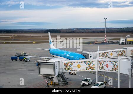 Budapest, Ungheria - febbraio 2020: Aeromobile KLM sulla pista dell'aeroporto internazionale Ferenc Liszt di Budapest. KLM Royal Dutch Airlines è il vettore di bandiera Foto Stock