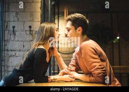 Tema amore e vacanza San Valentino. Coppia di studenti universitari insieme in Caucasian eterosessuali amanti inverno all'interno del ca Foto Stock