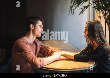 Tema amore e vacanza San Valentino. Coppia di studenti universitari insieme in Caucasian eterosessuali amanti inverno all'interno del ca Foto Stock