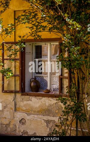 Angoli romantici della vecchia casa con finestra Foto Stock