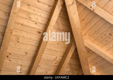 Soffitto in legno con travi a vista Foto Stock